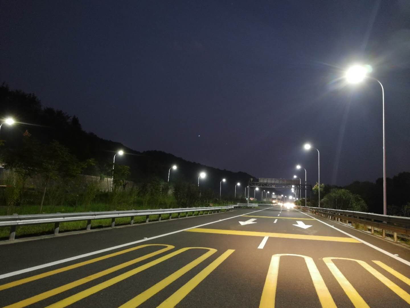 五一高速车流汹涌，如何更快通过杭金衢新岭隧道？交通照明是关键